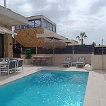 Βίλα Luxury With Heated Pool, Jacuzzi & Rooftop Lounge Τορεβιέχα
