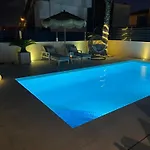 Βίλα Luxury With Heated Pool, Jacuzzi & Rooftop Lounge Τορεβιέχα
