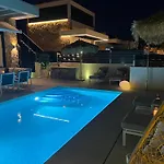 Βίλα Luxury With Heated Pool, Jacuzzi & Rooftop Lounge Τορεβιέχα