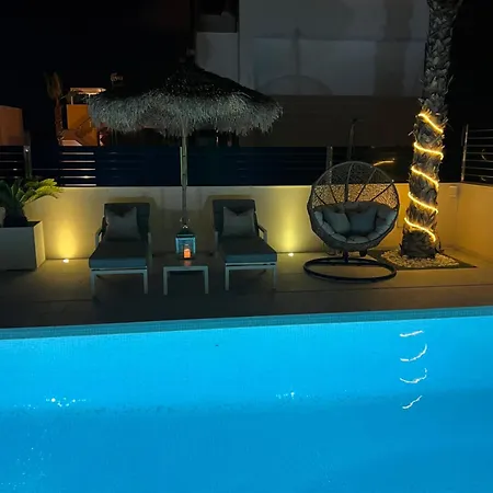 Βίλα Luxury With Heated Pool, Jacuzzi & Rooftop Lounge Τορεβιέχα