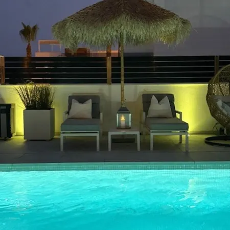 Βίλα Luxury With Heated Pool, Jacuzzi & Rooftop Lounge Τορεβιέχα