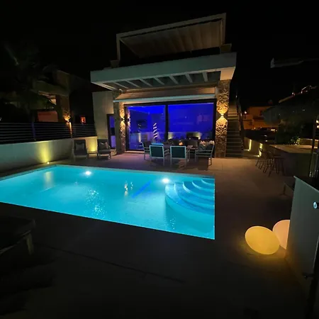 Villa Luxury With Heated Pool, Jacuzzi & Rooftop Lounge Pmt22 *