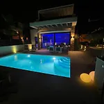 Villa Luxury With Heated Pool, Jacuzzi & Rooftop Lounge *